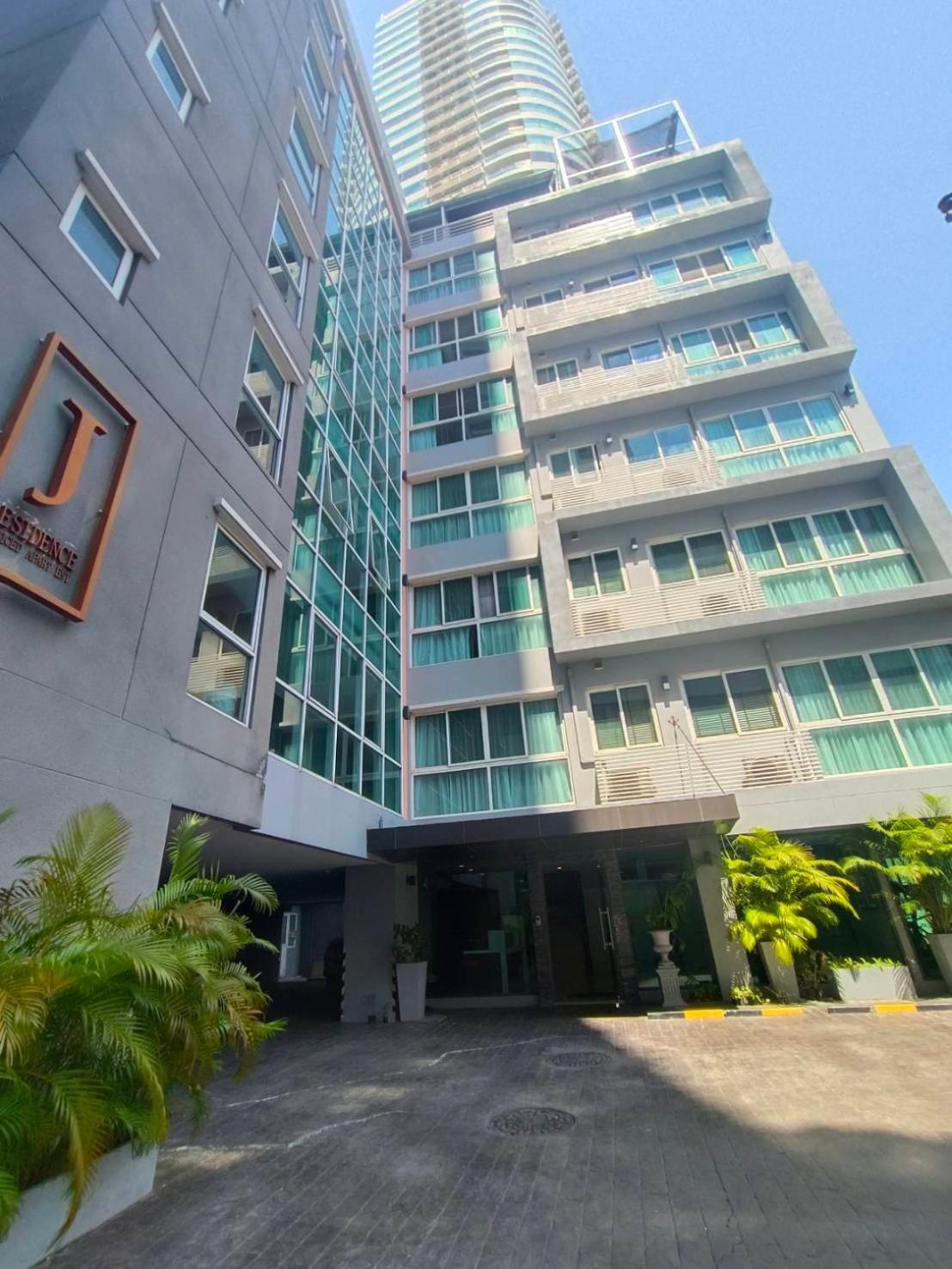 J Residence Thonglor 8 Бангкок Екстер'єр фото
