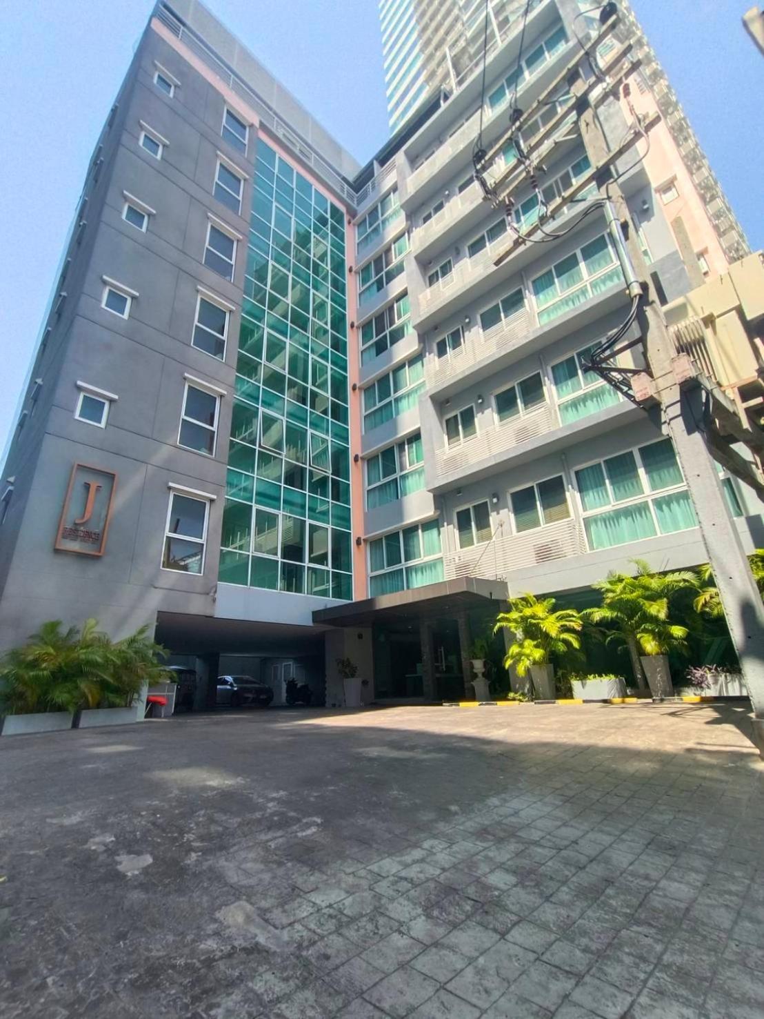 J Residence Thonglor 8 Бангкок Екстер'єр фото